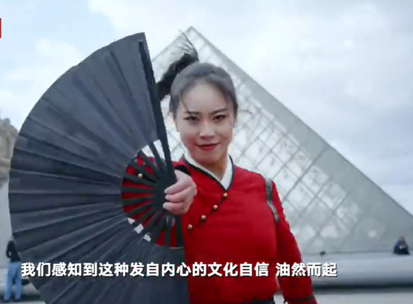 女生在法国街头展示中国武术