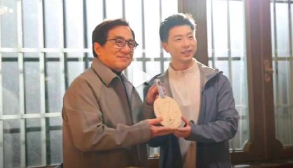 马龙成龙互赠礼物 互动氛围疏漏骄贵