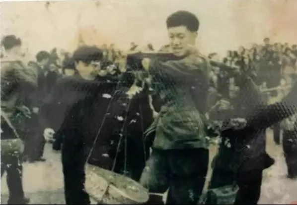 破防了!两位抗美援朝断臂老兵重逢,“无法握手,我们就碰碰肘吧”