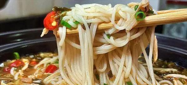 酸汤米粉超简单做法，10分钟出锅，酸辣开胃早餐全家抢着吃