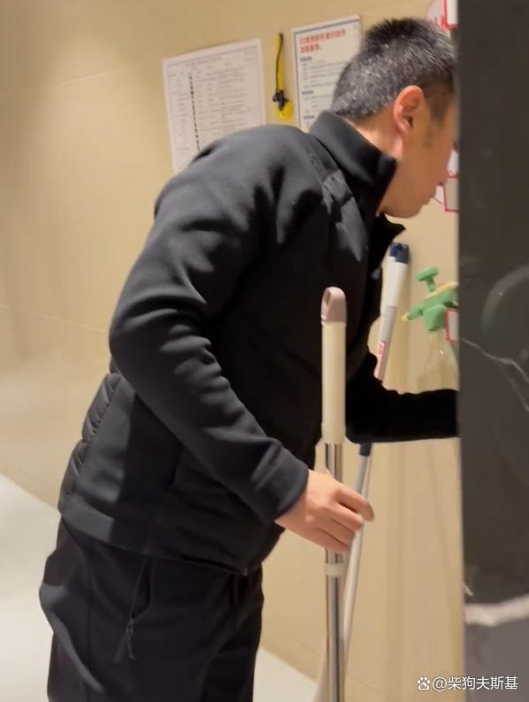 华杉称自己每周扫厕所 引发热议