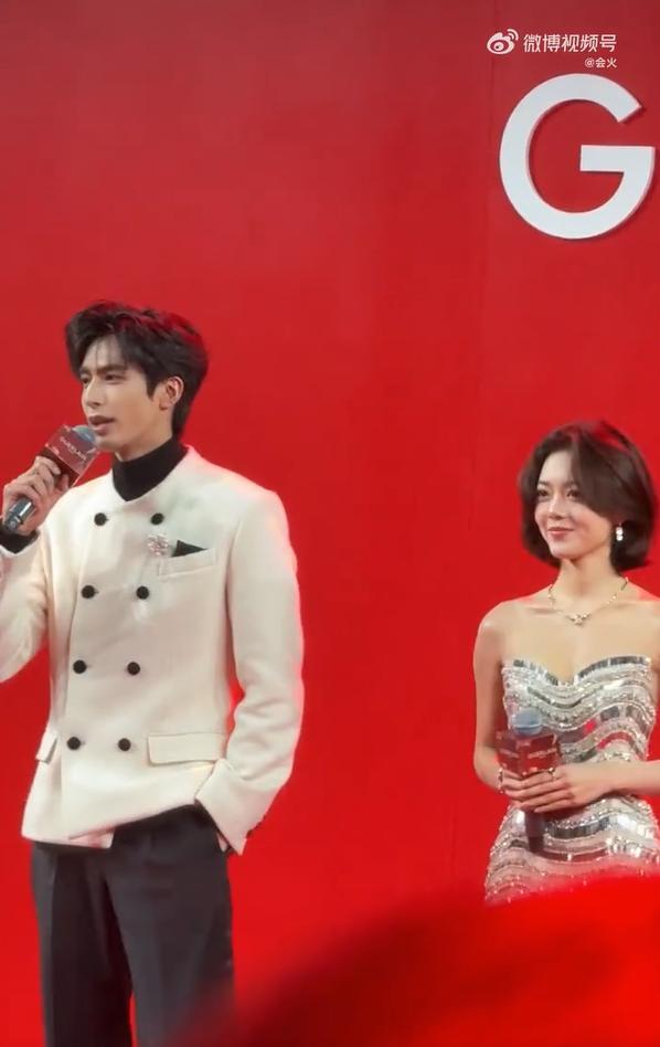 宋威龙赵今麦切蛋糕合照 甜蜜互动引爆现场