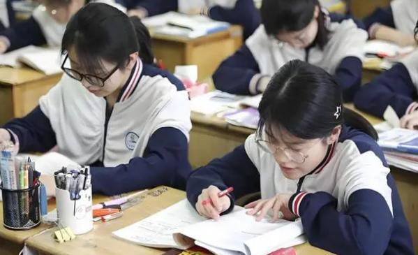 儿子高考229分,父亲当场气晕,儿子哈哈大笑:清华北大抢着要我