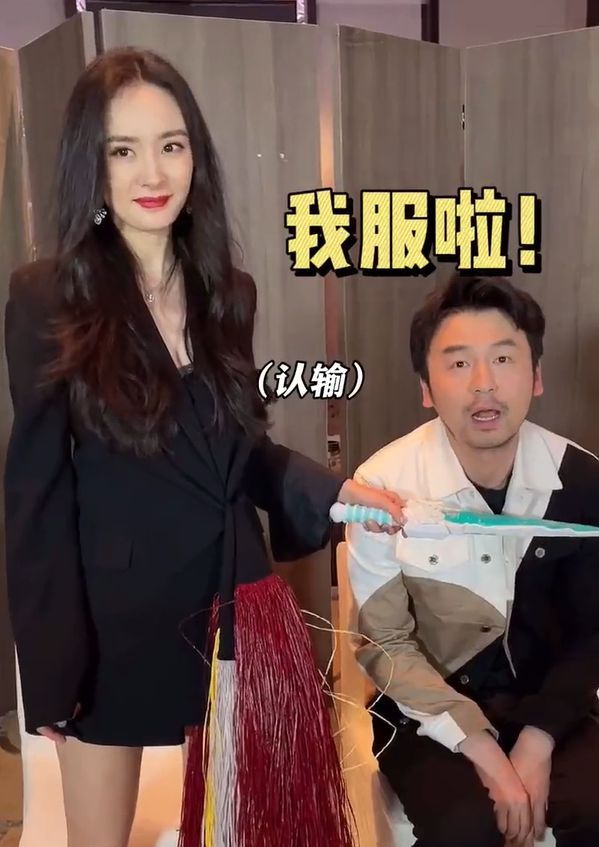 好温柔！杨幂骑坐男演员肩上拍打戏 打完暖心摸头