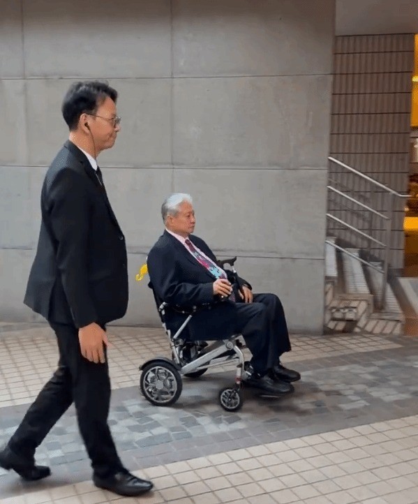 74岁功夫巨星洪金宝坐轮椅近照 依旧气场强大