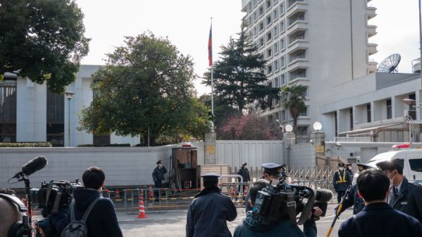 2月23日，在日本东京，媒体人员与警察聚集在俄罗斯驻日本大使馆外。新华社记者 张笑宇 摄
