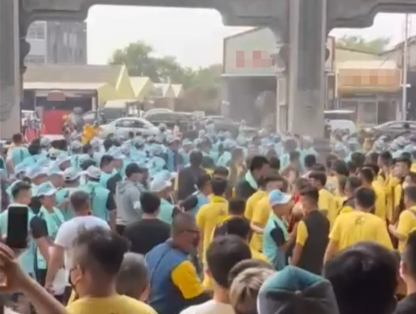 台湾数百人庙前打群架 有人偷开警车冲进人群