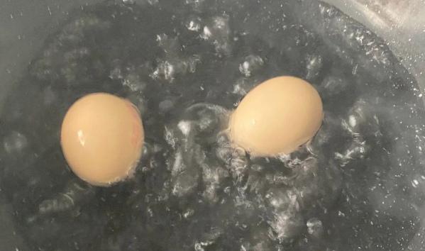 清洗的雞蛋菌落比沒清洗的多 提前清洗加速變質(zhì)