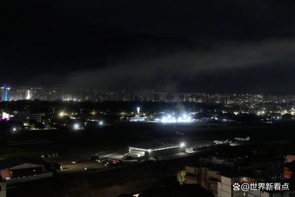 马杜罗被十几名特工押送走下飞机 夜间行动震动加拉加斯