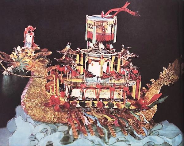 何克明灯彩作品《龙舟》，制作于20世纪70年代末
