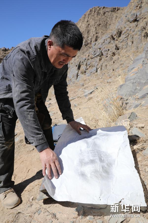 岩画爱好者杜成峰默默守护祁连山古老印记20年 