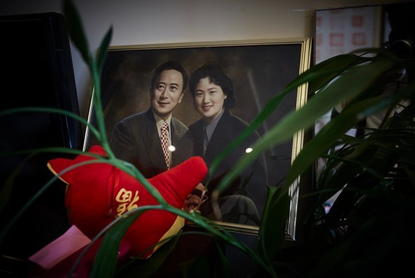 王文娟家中摆放的与孙道临的合照。澎湃新闻记者 丁晓文  资料图