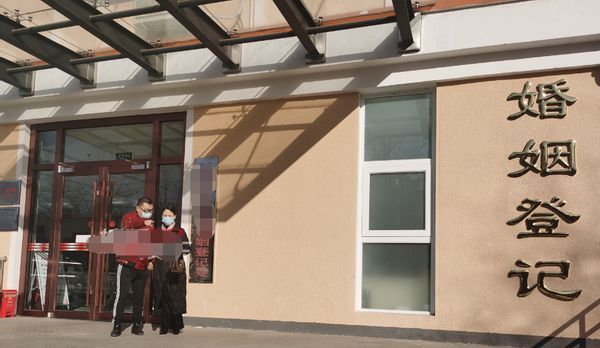 恭喜！51岁尹相杰娶女拍卖师 双方由于文华撮合