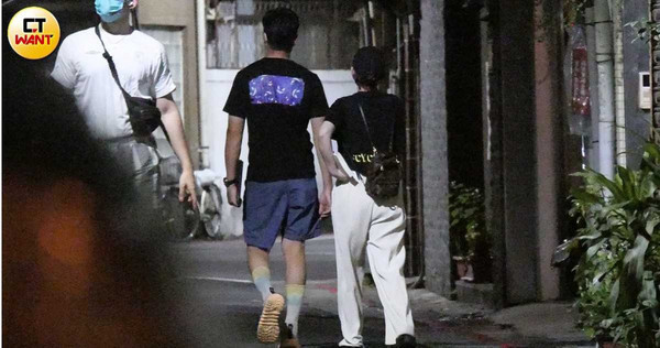 陈乔恩与男友深夜逛街吃沙拉 二人牵手互动甜蜜