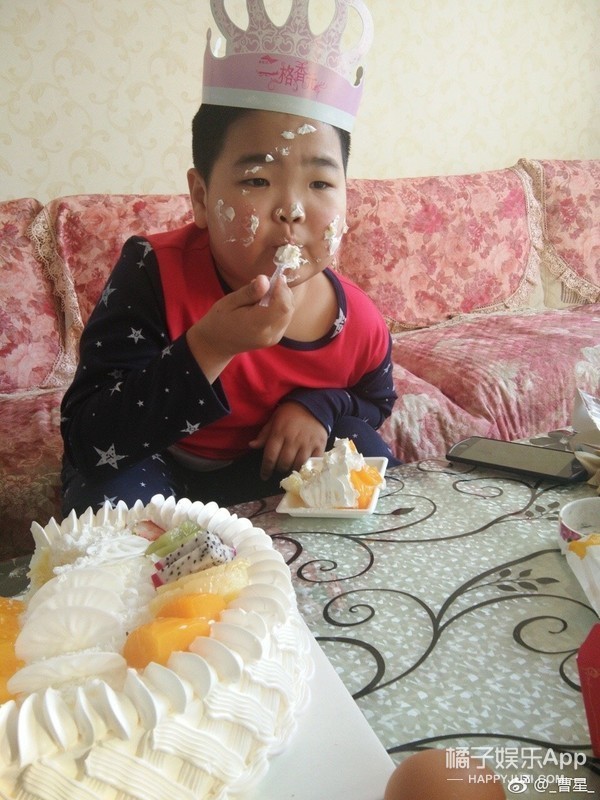 今年,曹桐睿已经13岁了,虽然体型上加宽加大了,但五官却没有发生多大