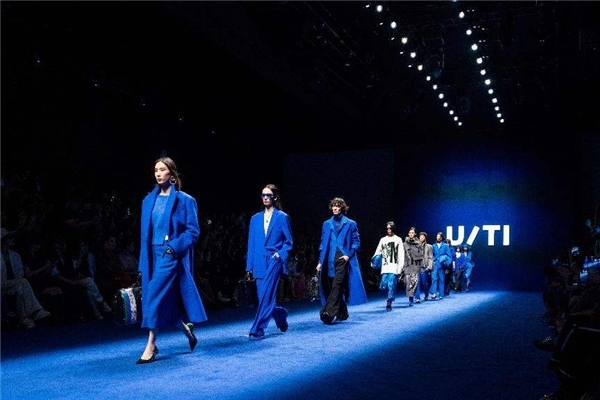 跟着范冰冰学穿搭 时装周最时髦“闪耀蓝”系列限量发售
