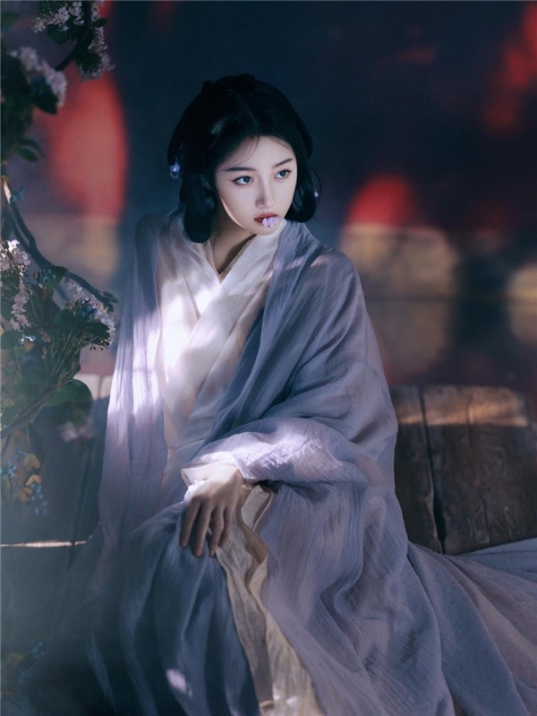 关晓彤再现撑伞古装造型 婉约倩影中传承传统文化