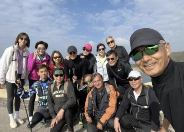 70岁周润发参加香港马拉松 回归十公里赛道