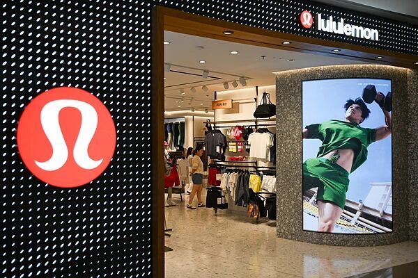 75折活动临时改85折？Lululemon优惠活动引争议，“瑜伽裤帝国”正被群狼环伺
