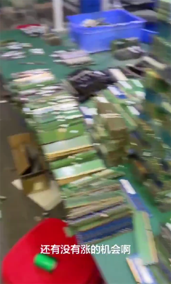 这画面绝望！黄牛高价囤了一屋子内存条：完蛋了 砸手里了
