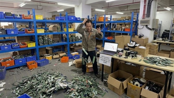 这画面绝望！黄牛高价囤了一屋子内存条：完蛋了 砸手里了