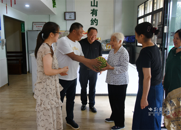 西瓜甜透桑榆心 党建引领共治情——湖北企业家以公益行动书写反哺答卷