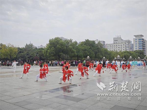 千名拳友江滩共舞太极 武汉“敬老康乐”活动展现银发风采