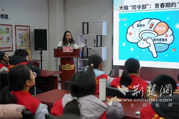 健康咨询、抗衰指南、心理“钥匙” 武汉儿童医院送志愿服务“暖心包”进社区