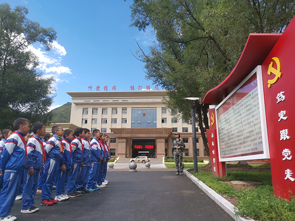西藏察隅某边防团讲红色故事激发学生爱国情怀