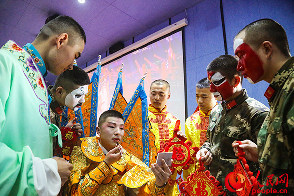 唱京剧迎新春，传统文化亮丽军营中国红