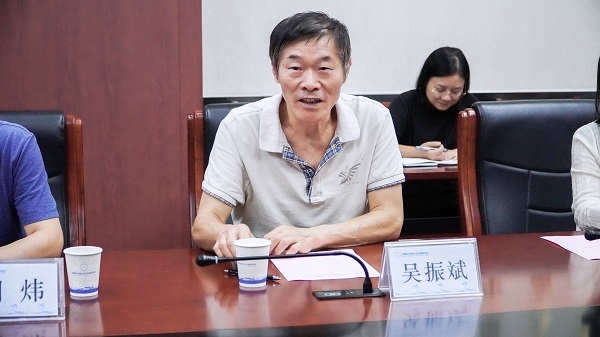 张义研究员介绍此次成果转化的专利技术仪式开始前,中国科学院水生