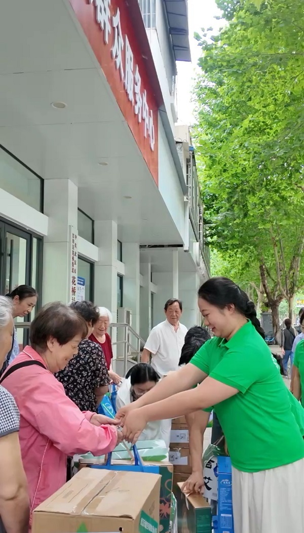 情系花桥居民 共度温情端午——爱心企业走进花桥社区开展慰问活动