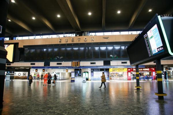 2月1日,在英国伦敦,人们行走在空荡的尤斯顿火车站内.