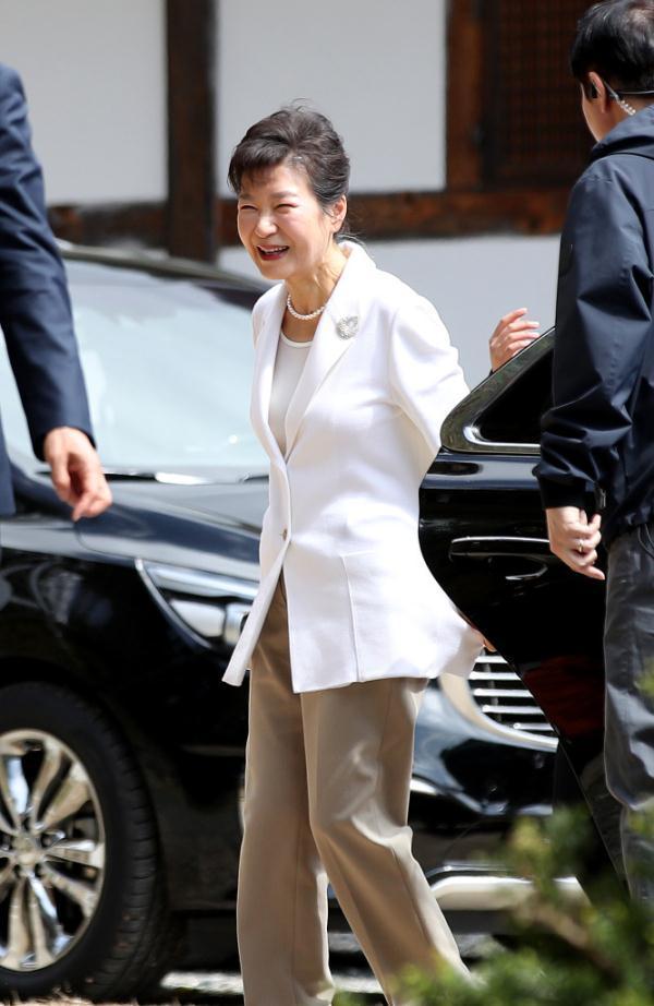 朴槿惠隐居一年公开露面：精心打扮，此举被视为重启政治活动的信号