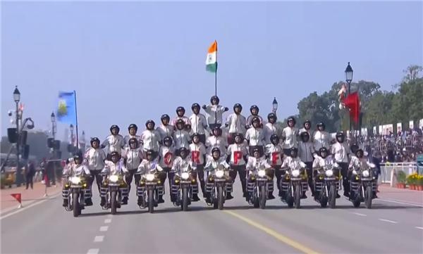 印度女兵摩托车上叠罗汉 共和国日庆典亮点