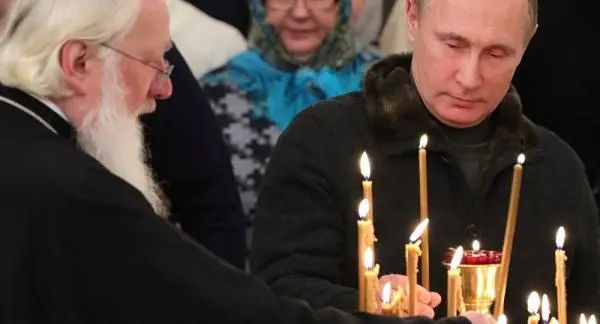 ·2017年1月，普京（右）向东正教徒祝贺圣诞节。