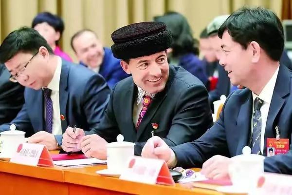 拉齐尼·巴依卡:永不折翅的"帕米尔雄鹰"