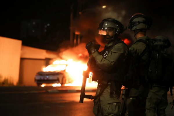 △近日以色列多个城市发生犹太人和阿拉伯人之间大规模冲突，大批警力被部署在街头 图片来自网络
