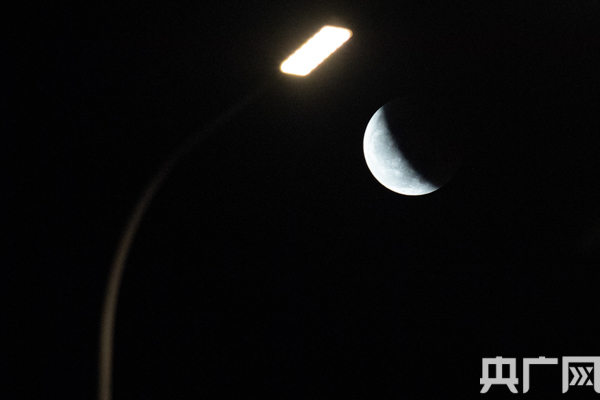 “月食”+“超级月亮”现夜空