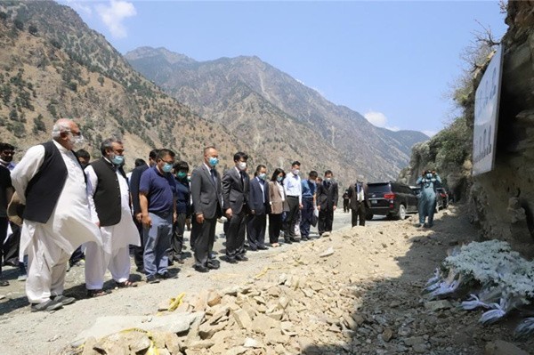 晚报|3名中国人在马里被绑架 网红在英雄墓旁摆拍