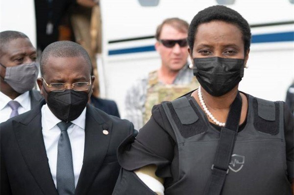 晚报|3名中国人在马里被绑架 网红在英雄墓旁摆拍