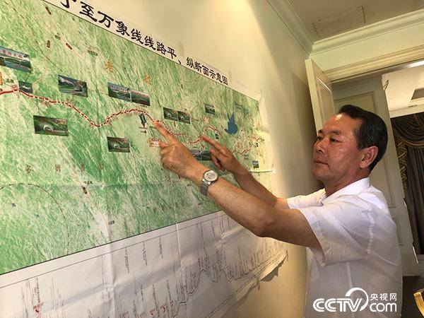 李斌展示老挝山区未爆炸物区域 图自央视网
