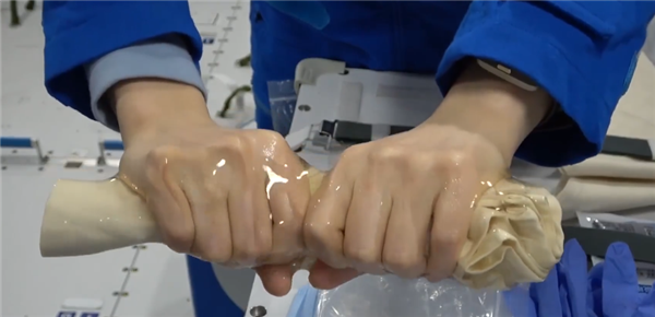 王亚平现场演示 在太空拧毛巾会获得一副水膜手套