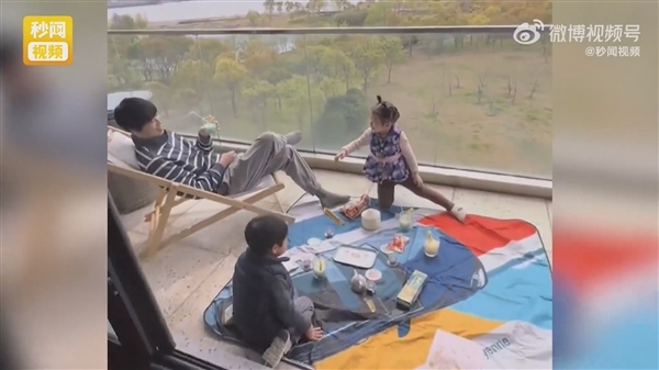 上海昨日新增本土425+8581：一三孩家庭在阳台划船露营野餐