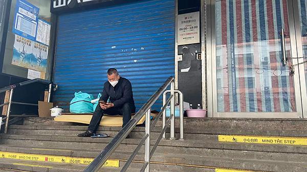 男子出方舱后在上海街头睡了23天，找到一份大白工作