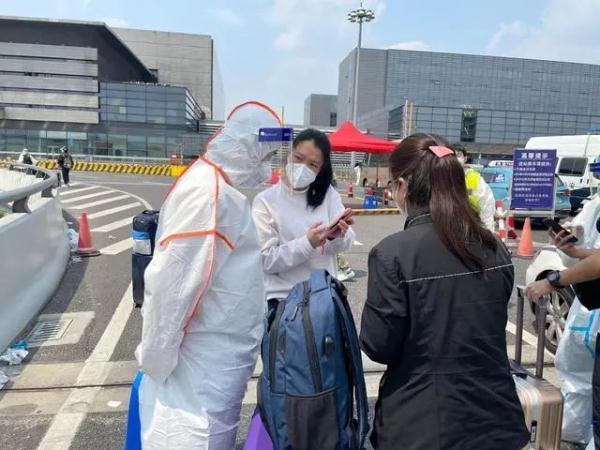 实拍上海虹桥火车站“离沪潮”：候车大厅几乎空无一人