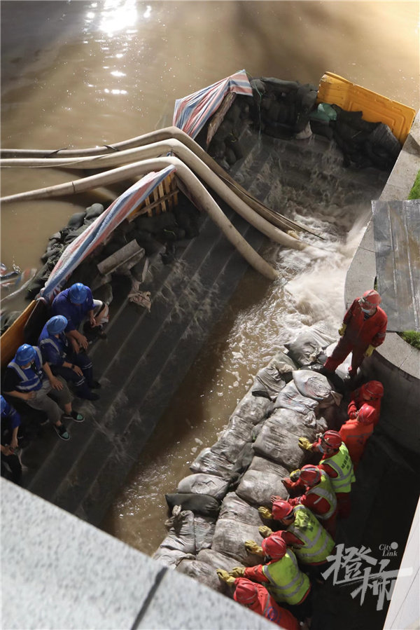 杭州地铁因湖水外溢形成涝水