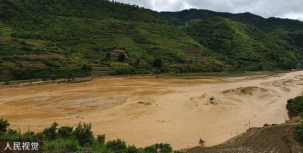 2022年5月27日,雲南文山,丘北縣突發暴雨災害,溫瀏鄉一輛車被沖走.