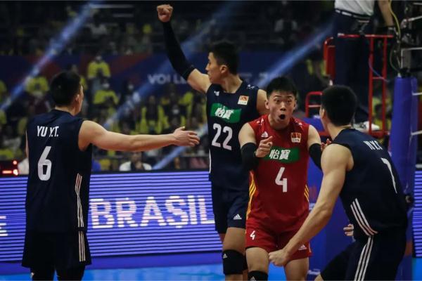 中国男排太牛了！3-0挑落世界第一巴西队