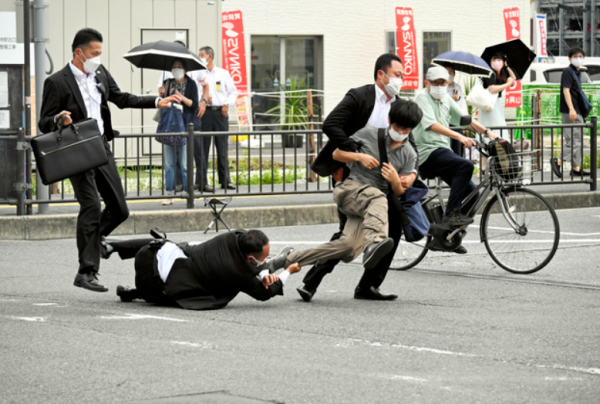 嫌犯开枪前一直在安倍身后埋伏 演讲告一段落时他还随人群鼓掌